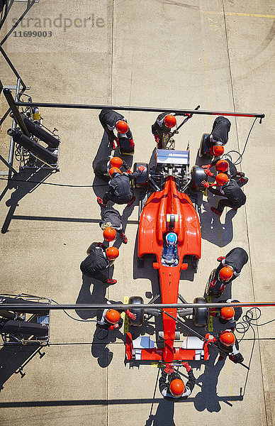 Overhead-Grubencrew bei der Arbeit am Formel-1-Rennwagen in der Boxengasse