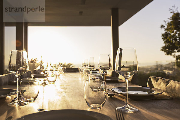 Platzierungen auf dem Terrassentisch bei Sonnenuntergang