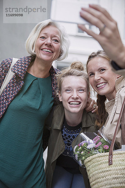 Lächelnde Mutter und Töchter nehmen Selfie mit Kamera-Handy