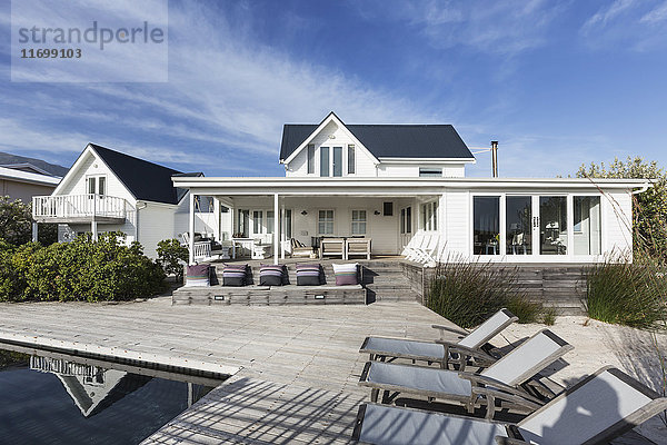Sonniges weißes Haus im Außenbereich mit Terrasse und Swimmingpool