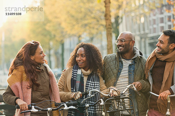 Freunde Radfahren auf der städtischen Herbststraße
