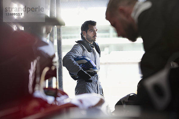 Seriöser Formel-1-Rennwagenfahrer mit Helm