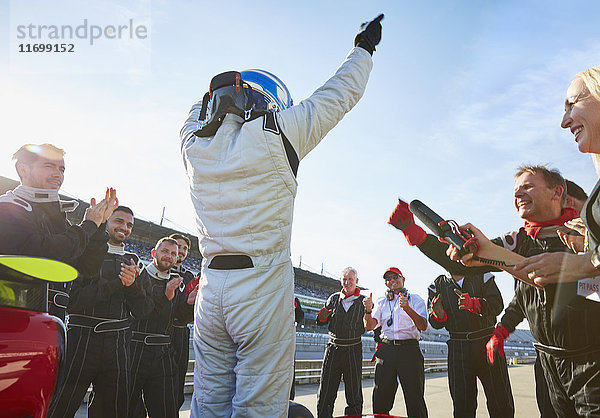 Formel-1-Rennstall und Fahrer jubeln  feiern den Sieg auf der Sportstrecke