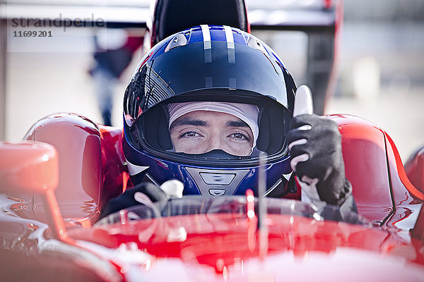 Porträt souveräner Formel-1-Rennwagenfahrer mit Daumen nach oben