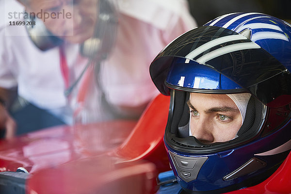 Fokussierter Formel-1-Rennfahrer mit Helm