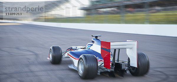 Formel-1-Rennwagen auf der Sportstrecke