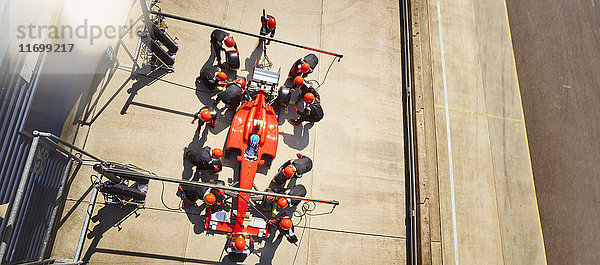 Overhead-Grubencrew bei der Arbeit am Formel-1-Rennwagen in der Boxengasse