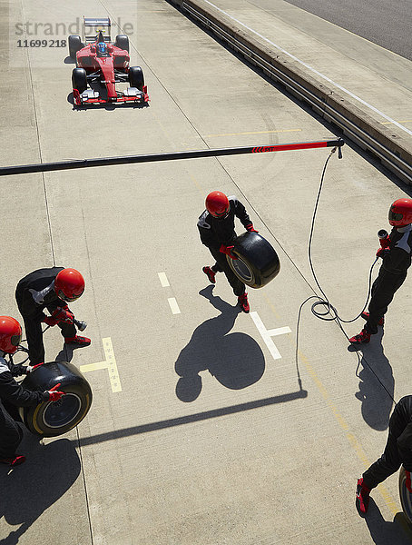 Boxencrew bereitet Reifen für Formel-1-Rennwagen in der Boxengasse vor