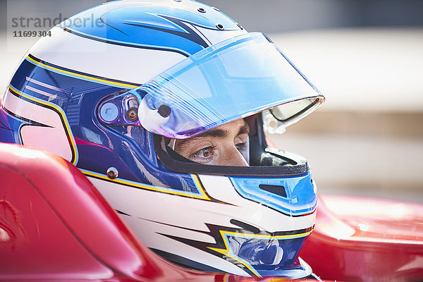 Nahaufnahme Formel 1 Rennfahrer im Helm mit Blick nach vorne