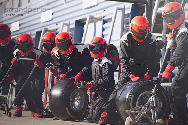Boxenmannschaft bereit mit Reifen in der Formel 1 Boxengasse