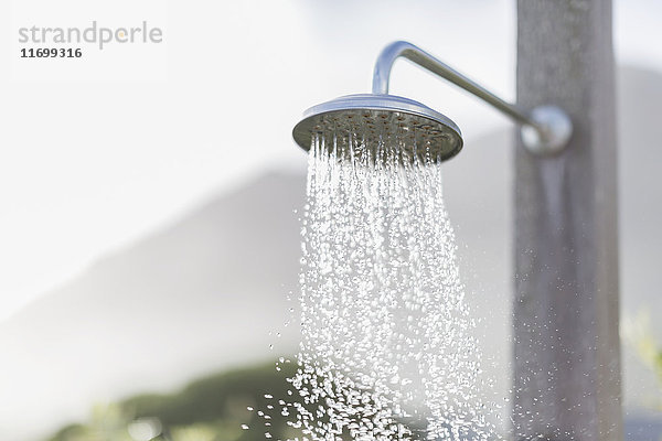 Wasser  das aus dem Kopf einer Regendusche im Freien fällt