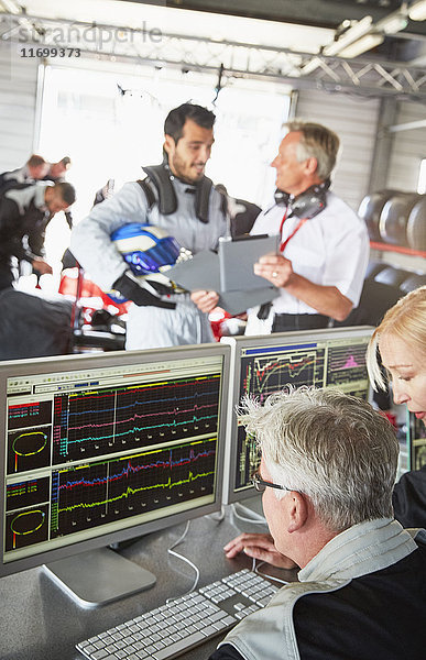 Formel-1-Team bei der Diagnose in der Werkstatt