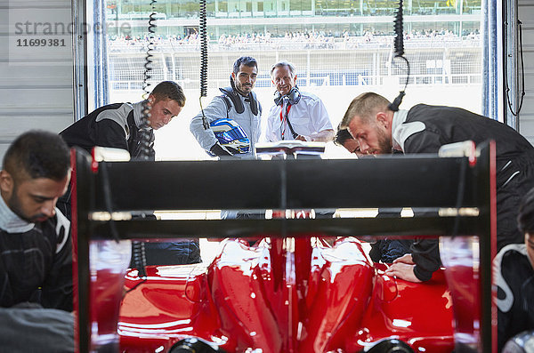 Boxencrew bei der Arbeit am Formel-1-Rennwagen in der Reparaturwerkstatt