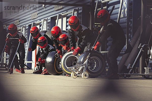 Boxenmannschaft bereitet Reifen in Formel 1 Boxengasse vor