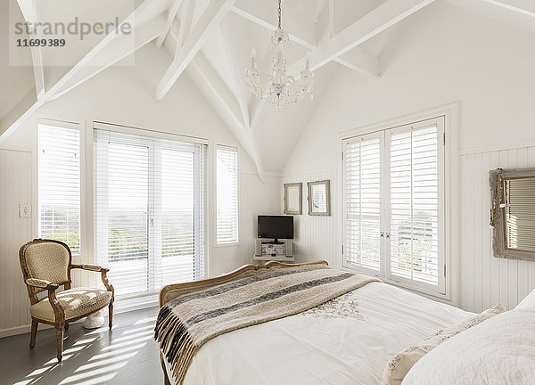 Modernes  luxuriöses  weißes Musterschlafzimmer mit Gewölbedecke