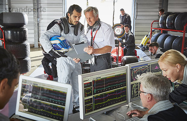 Manager und Formel-1-Fahrer über Telemetrie-Diagnose in der Werkstatt
