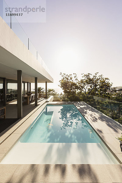 Ruhiger Swimmingpool im Außenbereich eines modernen  luxuriösen Hauses.