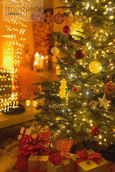 Geschenke unter dem beleuchteten Weihnachtsbaum