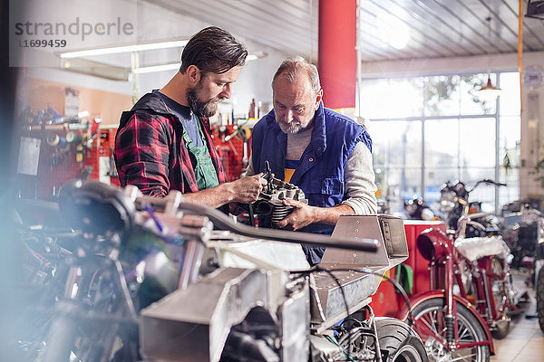 Motorradmechaniker Reparaturteil in der Werkstatt