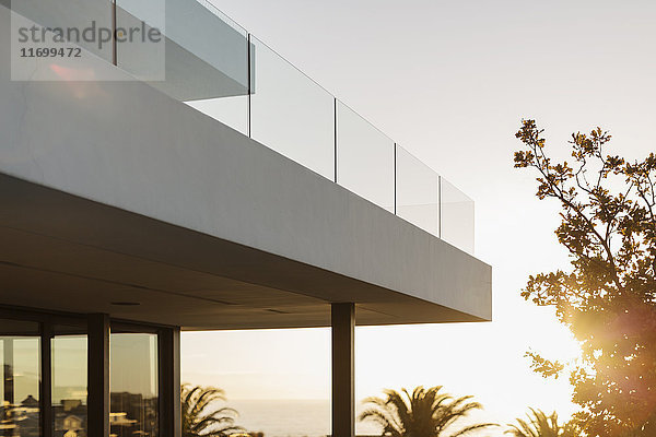 Balkon des modernen Luxus-Hauses Vitrine außen bei Sonnenuntergang