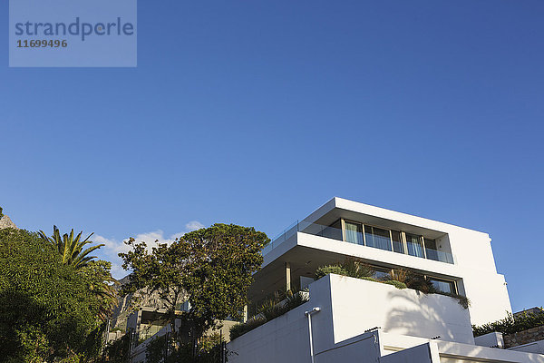 Moderne weiße Luxus-Vitrine unter blauem Himmel