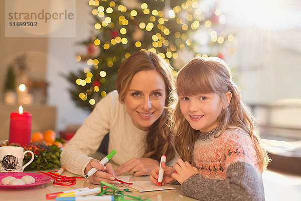 Porträt lächelnd Mutter und Tochter Färbung mit Markern in Weihnachten Wohnzimmer