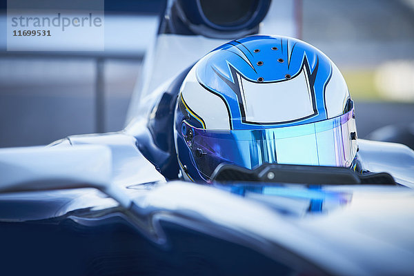 Close-up Formel 1 Rennfahrer mit Blauhelm