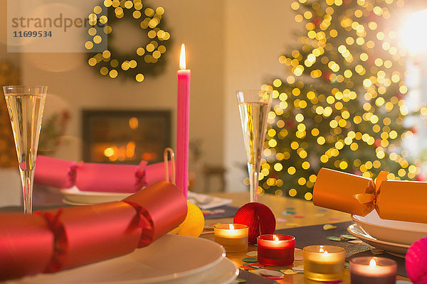 Kerzen  Sekt und Weihnachtsgebäck auf dem Tisch