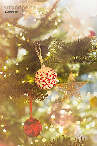 Rot-  weiß- und goldfarbener Schmuck am Weihnachtsbaum