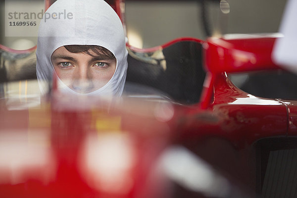 Nahaufnahme Porträt seriöser Formel 1 Rennfahrer mit Schutzmaske