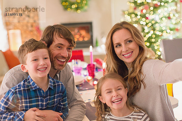 Familie macht Selfie am Weihnachtstisch