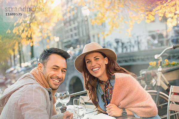 Portrait lächelndes junges Paar im städtischen Herbstcafé