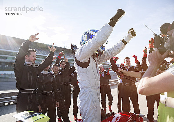 Formel-1-Rennstall und Fahrer jubeln  feiern den Sieg auf der Sportstrecke