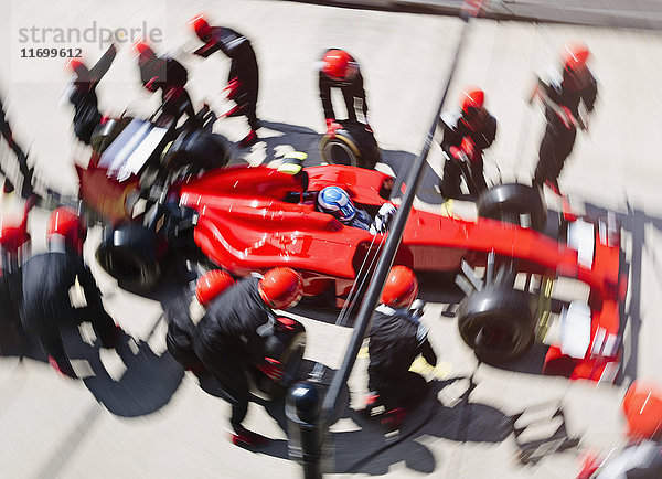 Overhead-Grubenmannschaft ersetzt Reifen auf Formel-1-Rennwagen in der Boxengasse