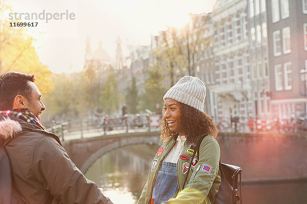 Junges Paar auf städtischer Herbstbrücke über den Kanal  Amsterdam