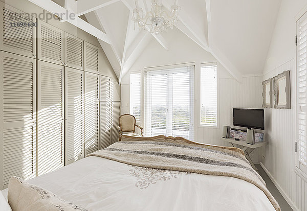 Ruhiges  sonniges  weißes Schlafzimmer mit gewölbter Decke