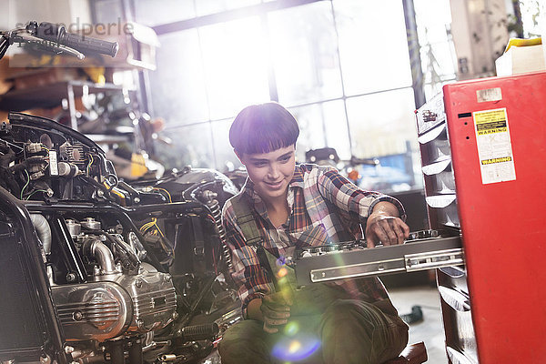 Motorradmechanikerinnen im Werkzeugkasten in der Werkstatt