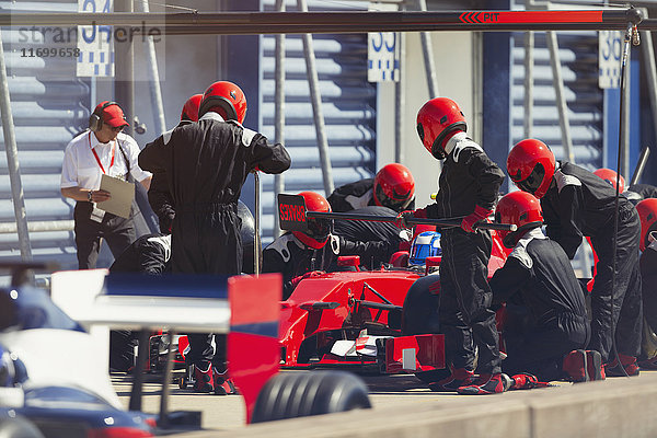 Boxenmannschaft ersetzt Reifen auf Formel-1-Rennwagen in der Boxengasse