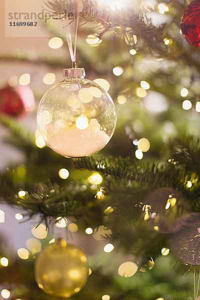 Nahaufnahme Schnee Ornament hängen von Weihnachtsbaum