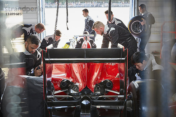 Boxencrew bereitet Formel-1-Rennwagen in der Reparaturwerkstatt vor