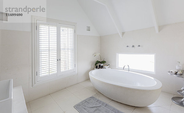 Moderne luxuriöse weiße runde Badewanne im Badezimmer