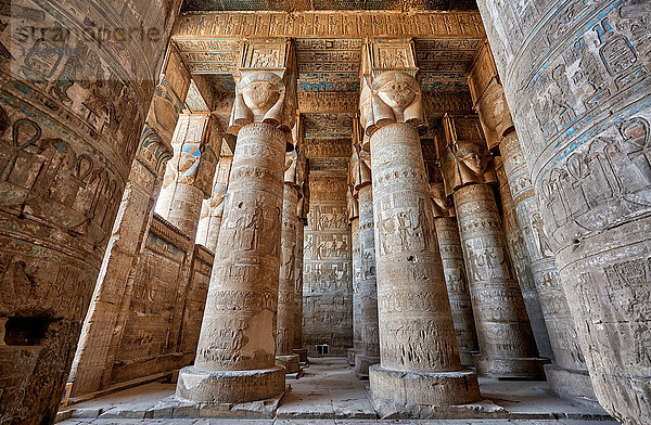 Säulen  Tempel der Hathor  Tempel von Dendera  Dendera  Ägypten  Afrika
