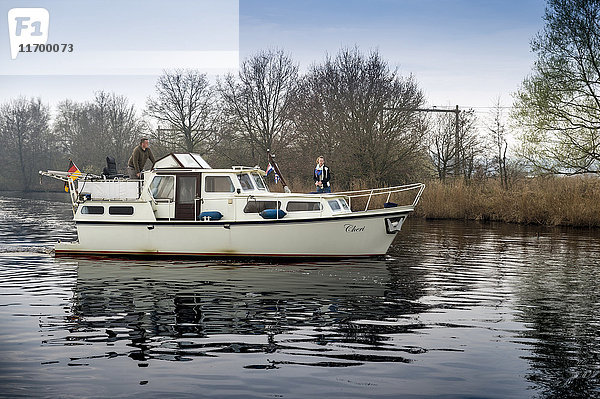 Niederlande  Friesland  Haskerdijken  Paar auf Motorboot