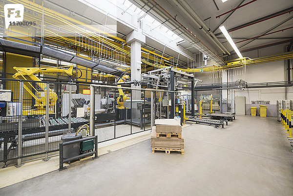 Fabrikhalle  Industrieroboter