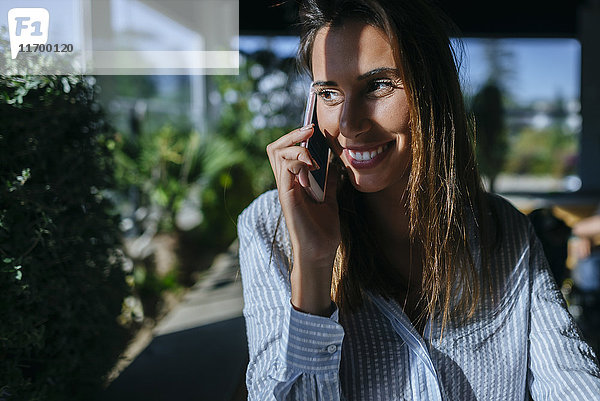 Lächelnde Frau am Telefon