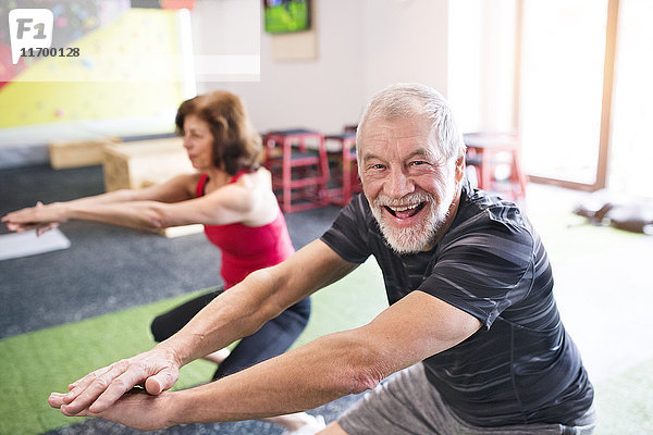 Senior Mann und Frau trainieren im Fitnessstudio