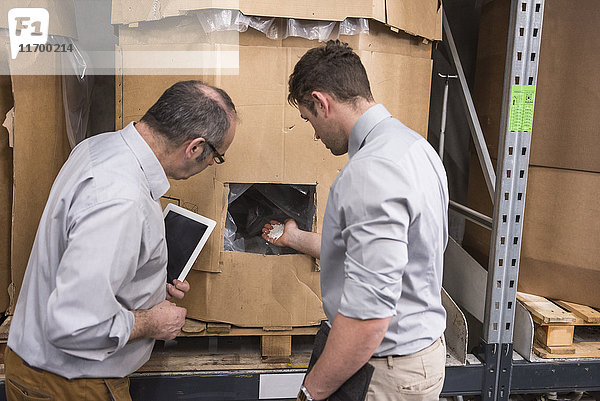 Zwei Männer untersuchen das Produkt im Werkslager