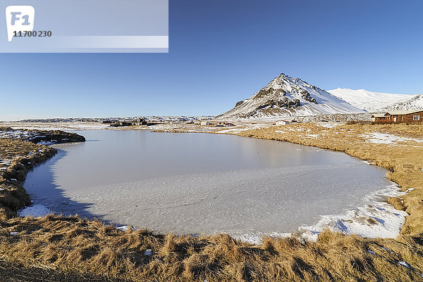 Island  Kleiner gefrorener See in Arnarstapi