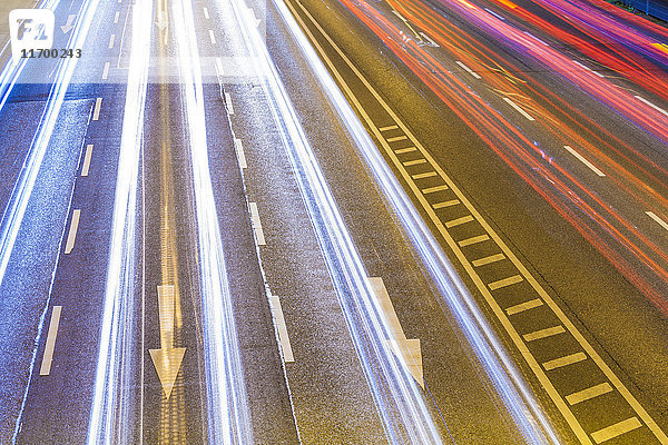 Verkehr auf der Bundesstraße bei Nacht