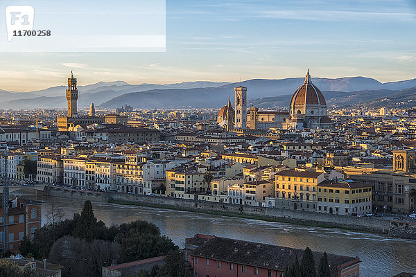 Italien  Florenz  Stadtbild mit Palazzo Vecchio und Basilika Santa Maria del Fiore bei Sonnenuntergang